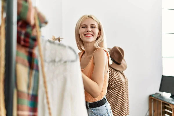 Młoda Blondynka Klient Wybierając Ubrania Uśmiechnięte Sklepie Odzieżowym — Zdjęcie stockowe