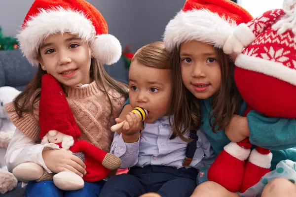 一群孩子抱在沙发上 坐在家里的圣诞装饰品旁 — 图库照片