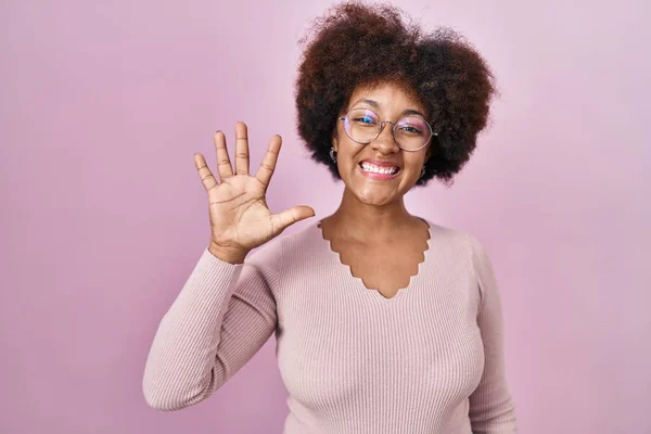 Genç Afro Amerikalı Kadın Pembe Arka Planda Duruyor Parmaklarını Beş — Stok fotoğraf