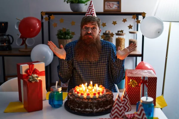 Vit Man Med Långt Skägg Firar Födelsedag Med Stor Chokladkaka — Stockfoto