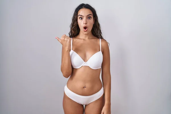 Ung Latinamerikansk Kvinna Klädd Vita Underkläder Förvånad Pekar Med Handen — Stockfoto