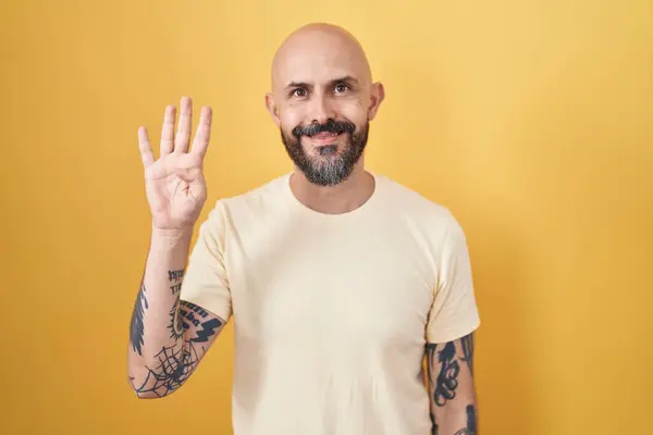 Homem Hispânico Com Tatuagens Sobre Fundo Amarelo Mostrando Apontando Para — Fotografia de Stock
