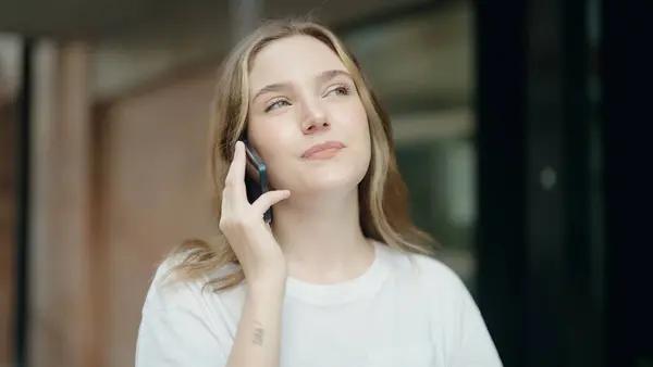 Mladá Běloška Žena Usmívá Sebevědomě Mluvit Smartphone Ulici — Stock fotografie