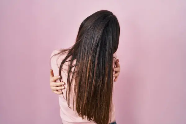 Jonge Brunette Vrouw Staan Roze Achtergrond Knuffelen Zichzelf Gelukkig Positief — Stockfoto