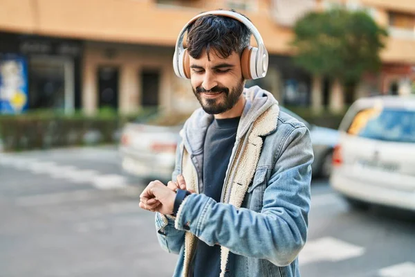 Joven Hombre Hispano Sonriendo Confiado Escuchando Música Calle — Foto de Stock