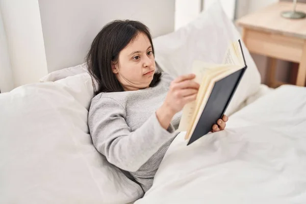 Mladá Žena Downovým Syndromem Čtení Knihy Ležící Posteli Ložnici — Stock fotografie