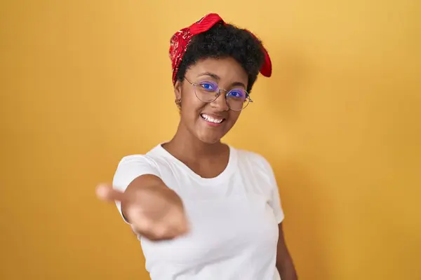 Sarı Arka Planda Duran Afrikalı Amerikalı Genç Bir Kadın Gülümseyerek — Stok fotoğraf