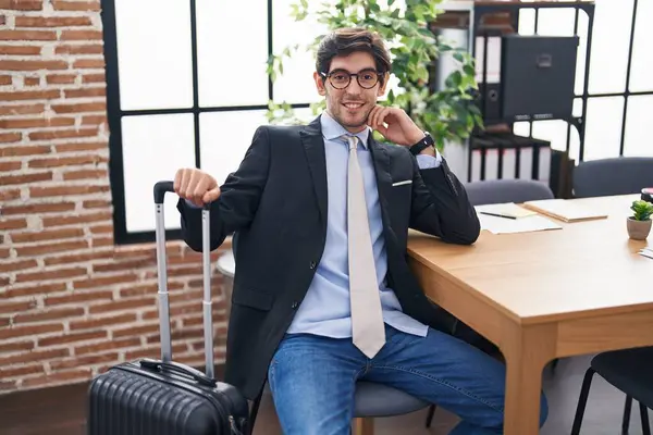 Young Hispanic Man Business Worker Waiting Travel Holding Suitcase Office — Stock Photo, Image