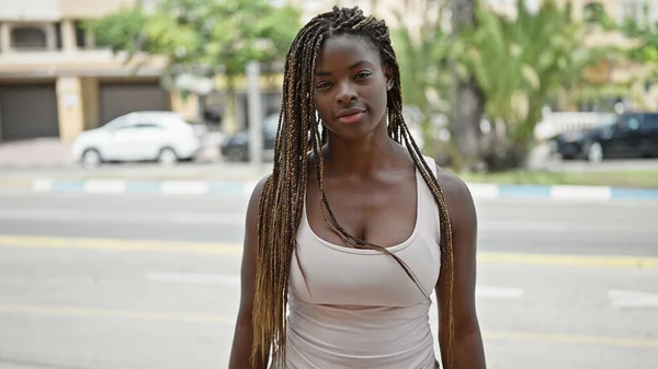 Femme Afro Américaine Debout Avec Une Expression Sérieuse Dans Rue — Photo