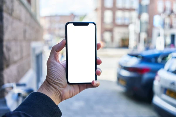 Человек Держащий Смартфон Показывает Белый Пустой Экран Амстердаме — стоковое фото