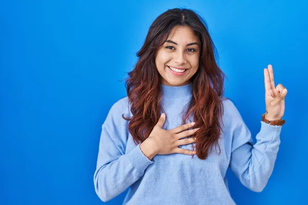Hispanic Young Woman Standing Blue Background Smiling Swearing Hand Chest — Stock Photo, Image