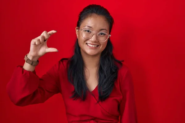 Asiatisk Ung Kvinna Står Över Röd Bakgrund Leende Och Självsäker — Stockfoto