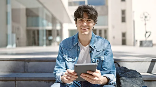 Młody Latynos Człowiek Student Pomocą Touchpad Siedzi Schodach Uniwersytecie — Zdjęcie stockowe