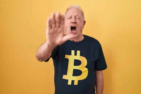 Homem Sênior Com Cabelos Grisalhos Vestindo Camiseta Bitcoin Fazendo Gesto — Fotografia de Stock