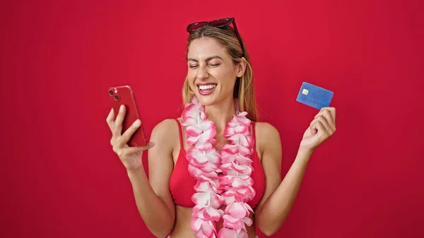 Jonge Blonde Vrouw Draagt Bikini Winkelen Met Smartphone Creditcard Geïsoleerde — Stockfoto