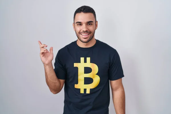 Joven Hombre Hispano Vistiendo Camiseta Bitcoin Alegre Con Una Sonrisa —  Fotos de Stock
