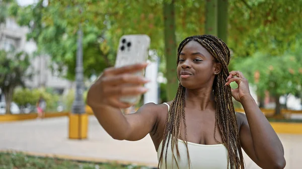Mujer Afroamericana Hacer Selfie Por Teléfono Inteligente Sonriendo Parque — Foto de Stock