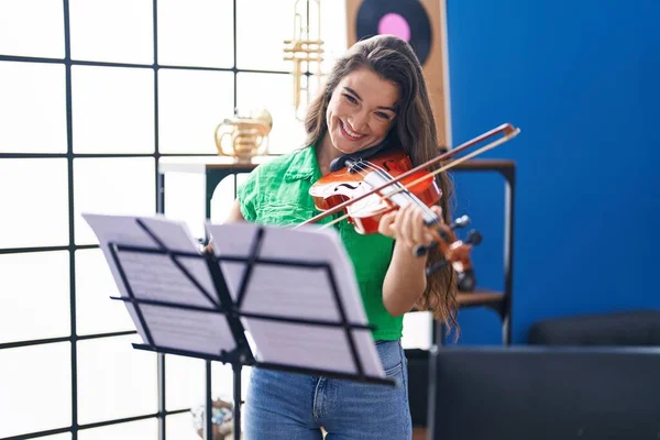 Ung Latinamerikansk Kvinna Musiker Leende Säker Spela Fiol Musik Studio — Stockfoto