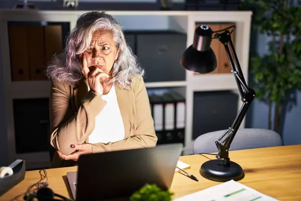 Μεσήλικας Γυναίκα Γκρίζα Μαλλιά Που Εργάζονται Χρησιμοποιώντας Φορητό Υπολογιστή Αργά — Φωτογραφία Αρχείου