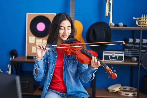 Young Hispanic Girl Musician Playing Violin Music Studio — Stock Photo, Image
