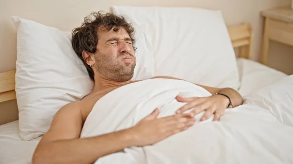 Genç Spanyol Adam Mide Ağrısı Çekiyor Yatak Odasında Gömleksiz Yatıyor — Stok fotoğraf