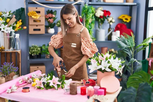 Young Beautiful Hispanic Woman Florist Make Bouquet Flowers Flower Shop — Stock Fotó