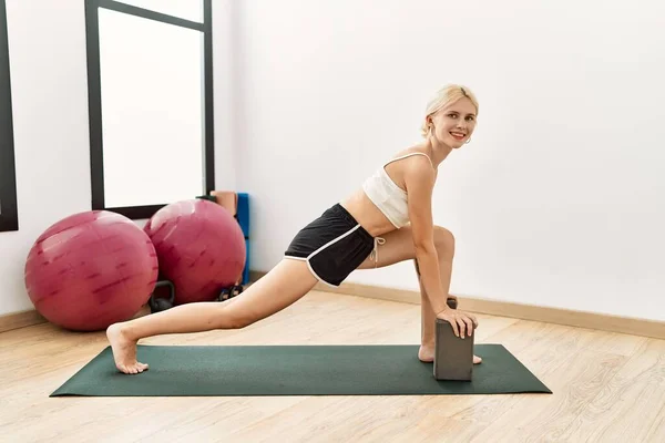 Genç Sarışın Kadın Gülümsüyor Spor Merkezinde Yoga Egzersizi Yapıyor — Stok fotoğraf