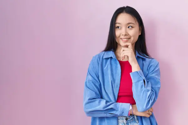 Junge Asiatin Die Über Rosa Hintergrund Steht Die Hand Kinn — Stockfoto
