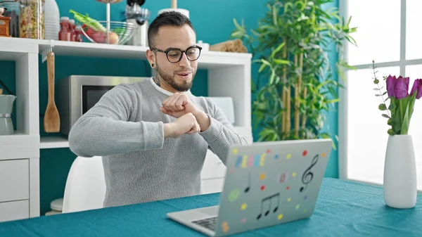 Hombre Hispano Bailando Celebrando Usando Laptop Comedor —  Fotos de Stock