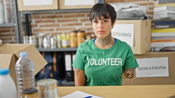 Hispanic Woman Amputee Arm Volunteer Sitting Table Serious Face Charity — Stock Photo, Image