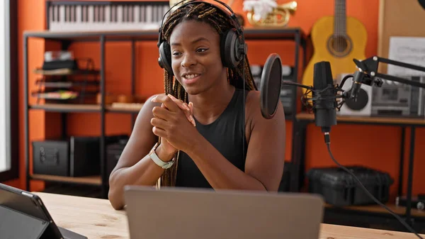 Afrikalı Amerikalı Kadın Muhabir Müzik Stüdyosunda Radyo Programı Yapıyor — Stok fotoğraf