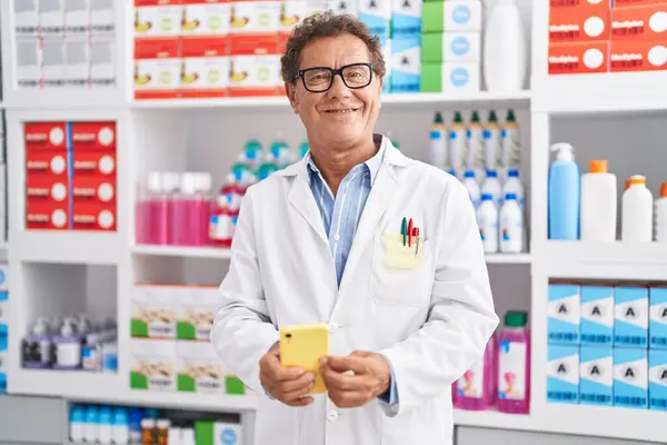 Hombre Mediana Edad Farmacéutico Sonriendo Confiado Usando Teléfono Inteligente Farmacia — Foto de Stock