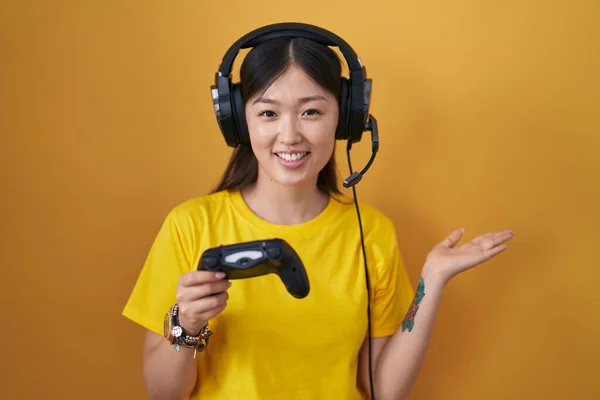 Chinesische Junge Frau Spielt Videospiel Mit Controller Lächelnd Fröhlich Präsentiert — Stockfoto