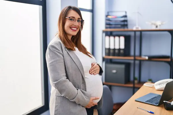 Mladá Těhotná Žena Obchodní Pracovník Usměvavý Jistý Dojemný Břicho Kanceláři — Stock fotografie