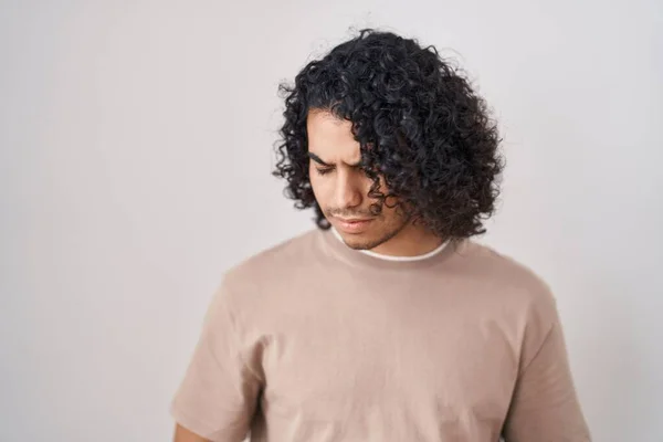 Hispánec Kudrnatými Vlasy Stojící Nad Bílým Pozadím Rukou Břiše Protože — Stock fotografie