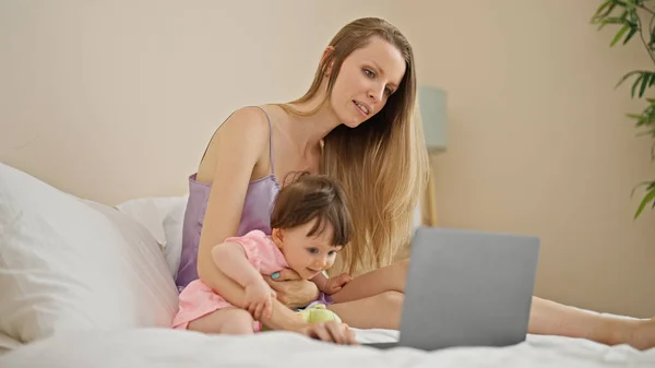 Mutter Und Tochter Sitzen Mit Laptop Auf Bett Schlafzimmer — Stockfoto
