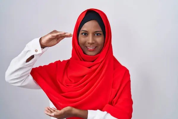 Jovem Árabe Mulher Vestindo Tradicional Islâmico Hijab Cachecol Gestos Com — Fotografia de Stock