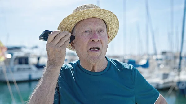 Senior Grey Haired Man Tourist Wearing Summer Hat Listening Voice — Stock Photo, Image