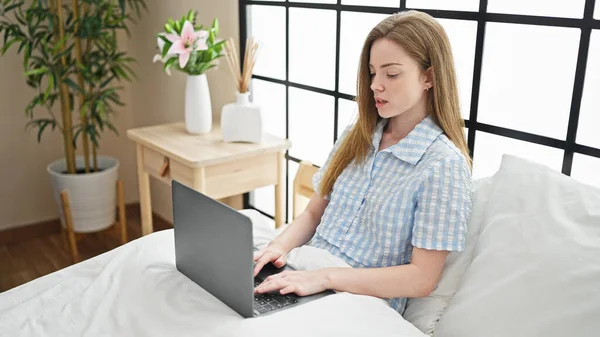Young Blonde Woman Using Laptop Sitting Bed Bedroom — Fotografia de Stock
