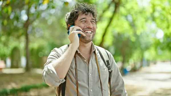 Sırt Çantalı Genç Spanyol Turist Parkta Akıllı Telefondan Konuşuyor — Stok fotoğraf