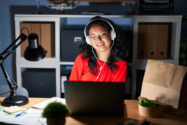 Joven Mujer Asiática Trabajando Oficina Con Ordenador Portátil Noche Guiño — Foto de Stock