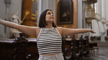 Viyana 'daki Augustinian Kilisesi' nde kiliseyi ziyaret eden güzel İspanyol bir kadın.