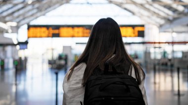 Genç, güzel İspanyol bir kadın tren istasyonuna gidiyor.