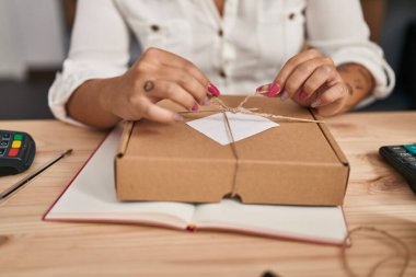 Genç, güzel, İspanyol bir kadın. İş adamı. Gülümsüyor.