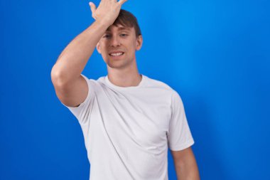 Mavi arka planda dikilen beyaz, sarışın bir adam. Hatayla el ele tutuşup şaşırdı. Hatayı hatırla. Unuttum, kötü hafıza kavramı. 