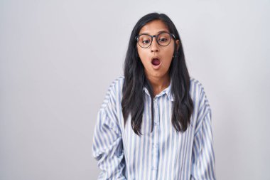 Gözlük takan genç İspanyol kadın şaşkınlık ve şaşkınlık dolu bir ifade, korku ve heyecanlı bir yüz ifadesiyle şoka girdi.. 