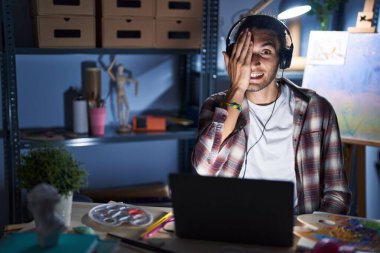 Genç İspanyol bir adam gece geç saatlerde dizüstü bilgisayarla sanat stüdyosunda oturuyor. Bir gözünü eliyle kapatıyor. Yüzünde kendine güvenen bir gülümseme ve sürpriz bir duygu var.. 