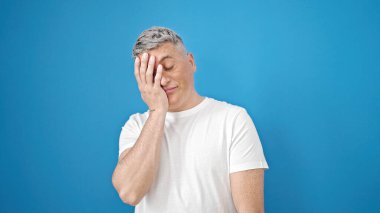 Kafkasyalı genç adam, izole edilmiş mavi arka planda durduğunu vurguladı