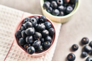  Seramik kaseler üzerinde lezzetli yabanmersini grubu mermer yüzey