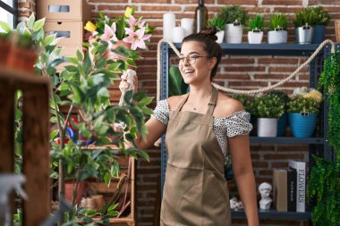 Çiçekçide çalışan güzel İspanyol bir çiçekçi kadın.